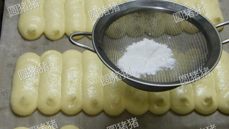 鲜果夏露蕾特,在挤成带状的面团上轻撒上糖粉,稍稍放置待糖粉溶化后,再次撒上。这个作业需重复2-3次。