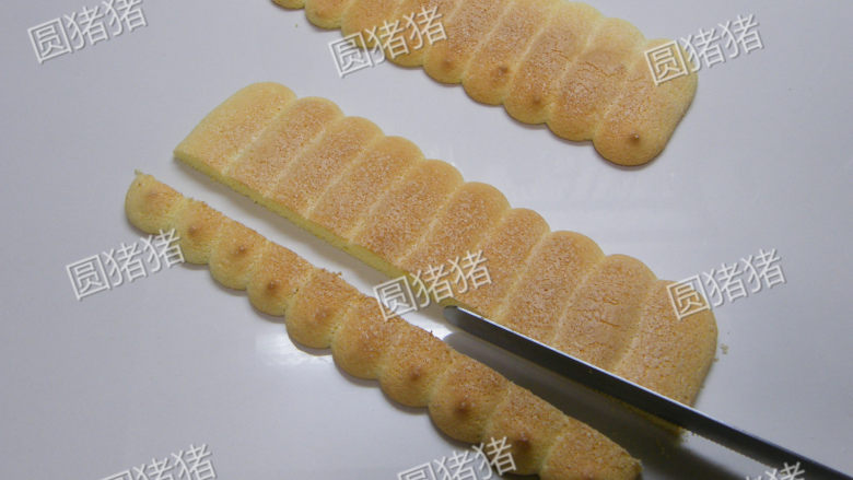 鲜果夏露蕾特,冷却后的2条蛋糕,将底部不整齐的一边切除,成品约等高模具。并将两边也切整齐。