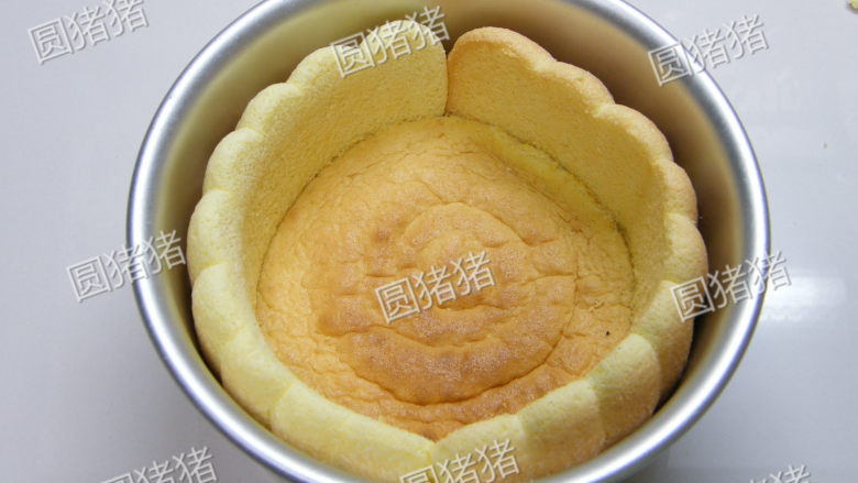 鲜果夏露蕾特,将烤好冷却的圆饼剪成合适大小,放入圆模底部即完成。