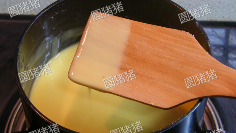 鲜果夏露蕾特,蛋黄1颗 +鲜奶100克放小锅内,用小火一边煮一边搅拌,煮成蛋奶浆放凉备用。