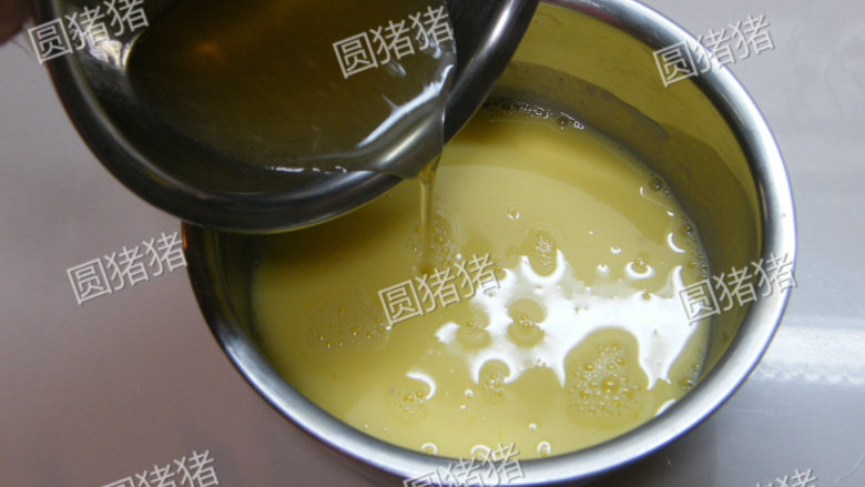 鲜果夏露蕾特,鱼胶粉加清水浸泡10分钟,再隔水加热成液态,将鱼胶水倒入蛋奶浆中搅拌均匀,隔冷水降温至20-25度。