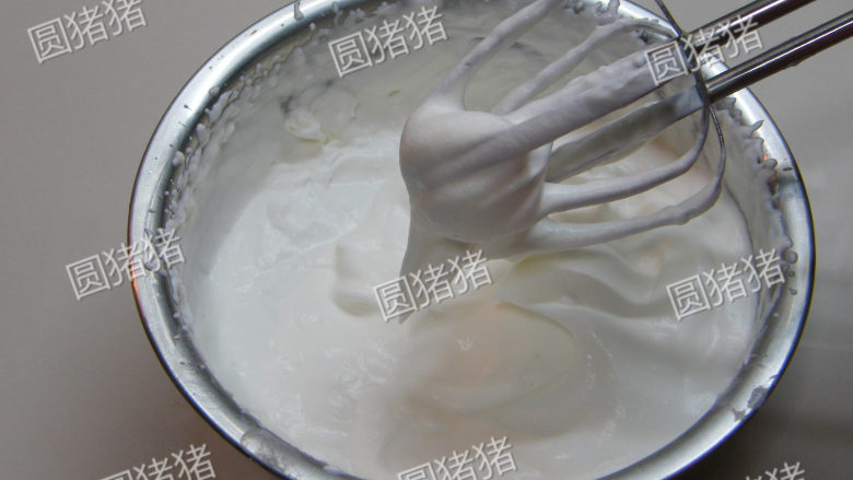 鲜果夏露蕾特,动物鲜奶油150克 + 细砂糖35克打至7分发,尖角下垂,奶油尚可流动的样子。