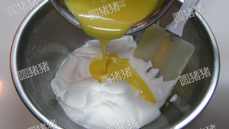 鲜果夏露蕾特,将凉后的蛋奶浆倒入打发鲜奶油中,用橡皮刮刀迅速翻拌均匀。