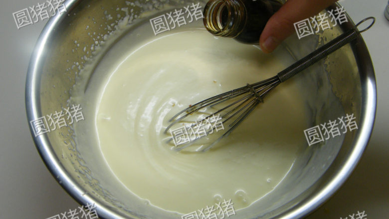 鲜果夏露蕾特,最后滴入数滴香草精,混合均匀即可。