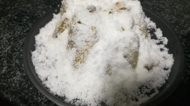 #舌尖上的乡愁#鲜香无比的“雪里埋蛏”,放在液化气上煨。全程小火哦,一定要守着。