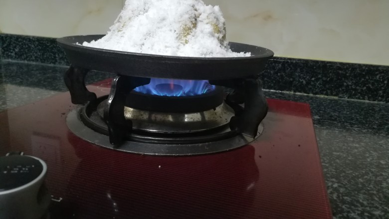 #舌尖上的乡愁#鲜香无比的“雪里埋蛏”,看见没,小小的火,蓝色的火焰,洁白的盐巴,非常唯美的画面。