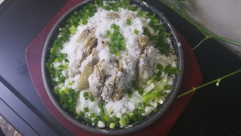 #舌尖上的乡愁#鲜香无比的“雪里埋蛏”,打开一个尝一下,嗯,无比美味:对,这就是家乡的味道,这就是雪里埋蛏的独有的美味,因为这途中没有添加任何的调料,蛏是绝对原味的,因为在盐巴里面煨熟,所以特别香,也特别鲜,真的非常非常好吃。