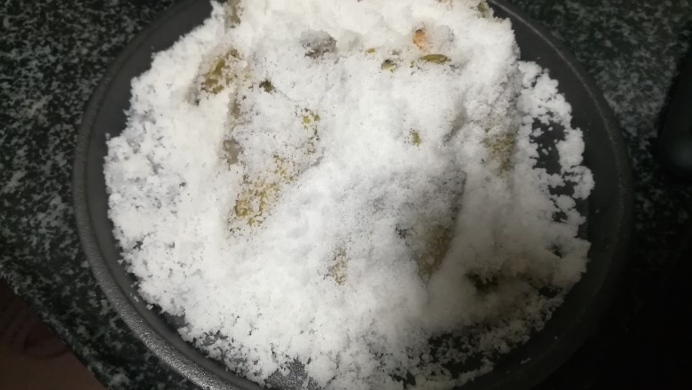 #舌尖上的乡愁#鲜香无比的“雪里埋蛏”,倒上所有的盐巴——雪里埋蛏的感觉,出来了,是不是?
雪白雪白的盐巴里面,埋藏着一个又一个的蛏。