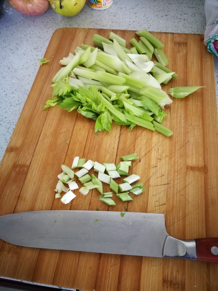 炖芹菜土豆,<a style='color:red;display:inline-block;' href='/shicai/ 125'>芹菜</a>切斜刀，葱花备好。