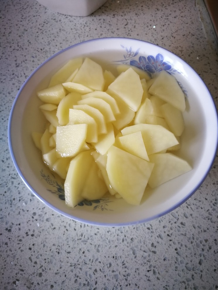 炖芹菜土豆,<a style='color:red;display:inline-block;' href='/shicai/ 23'>土豆</a>切片，放入水中浸泡待用。