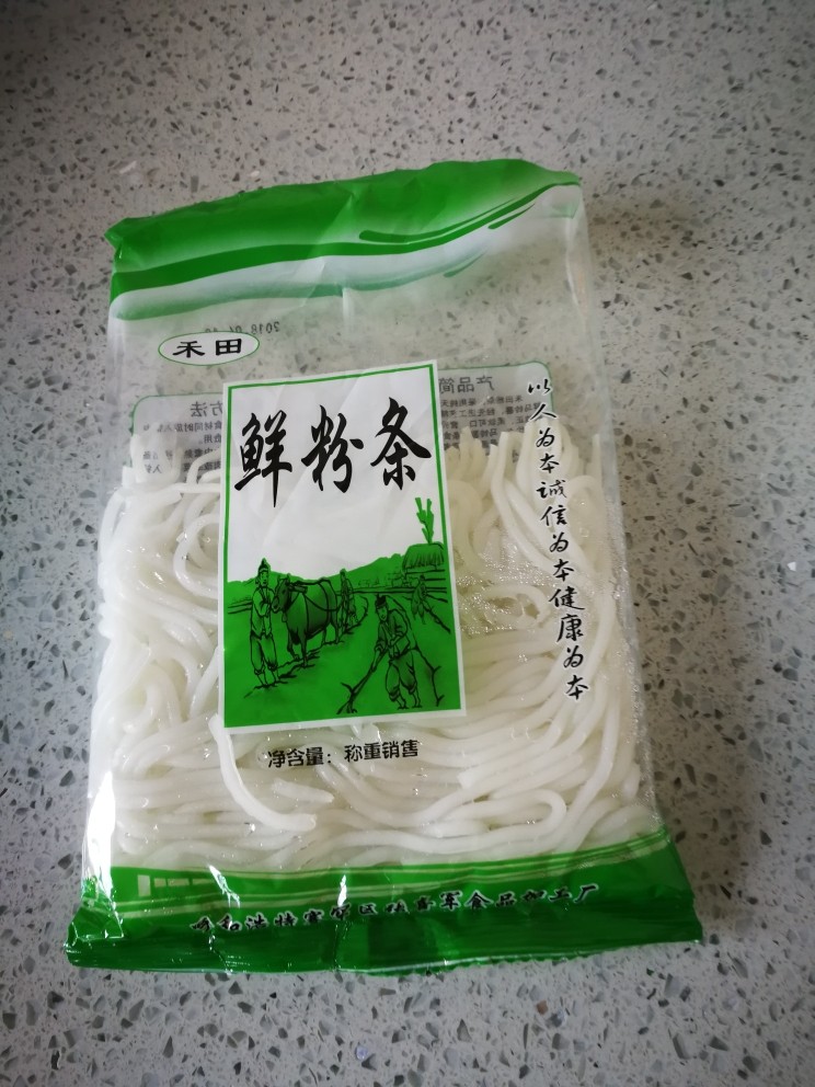 炖芹菜土豆,备新鲜粉条，易熟。