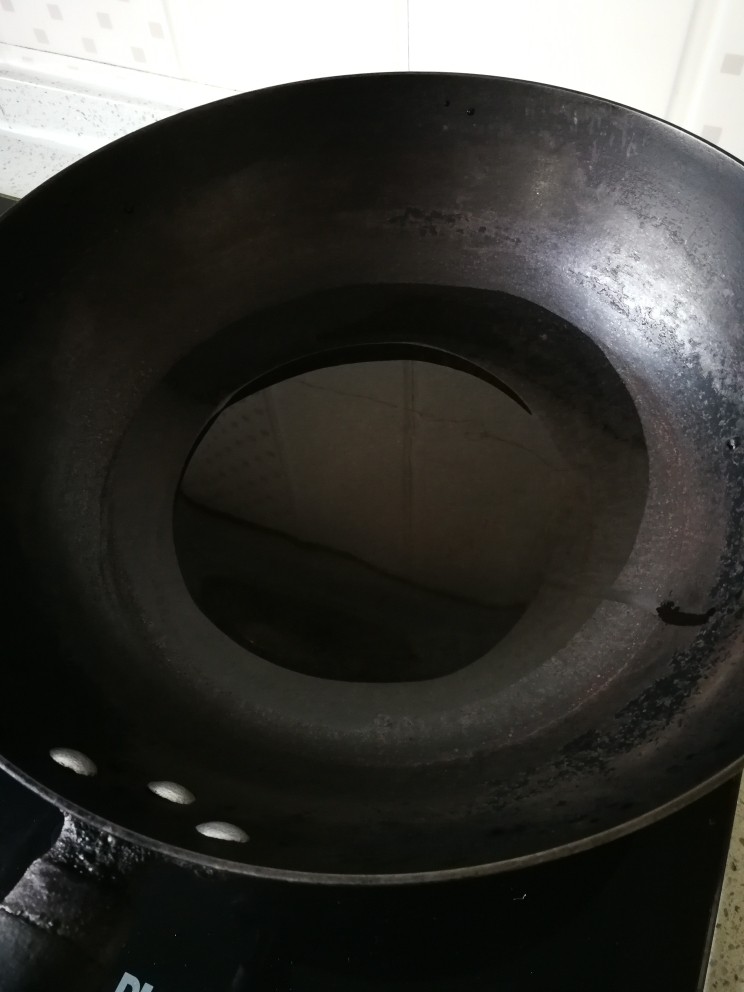 炖芹菜土豆,热锅，放油。