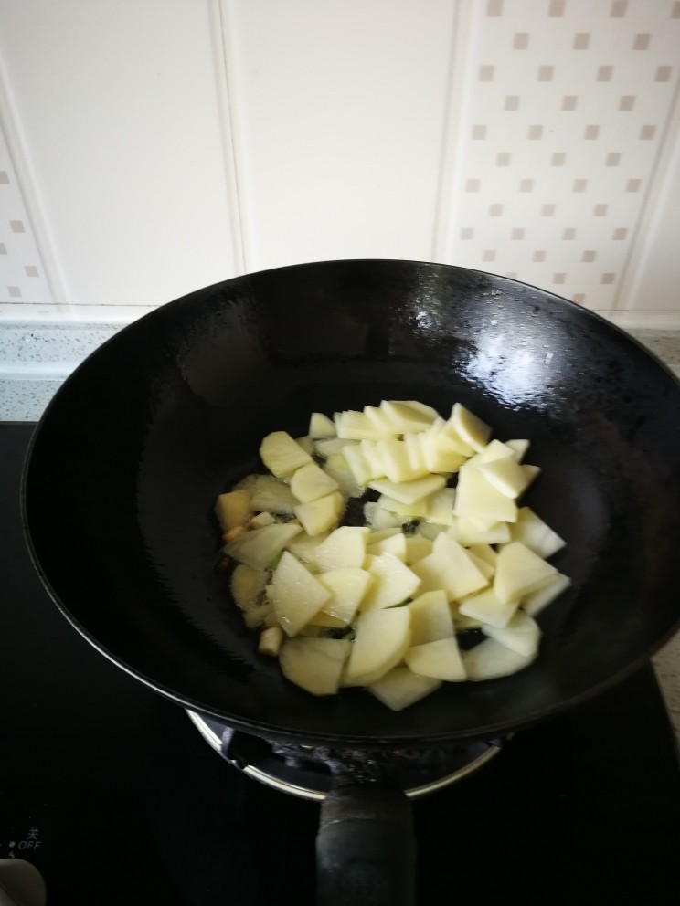 炖芹菜土豆,放葱花，炒出香味，放土豆。