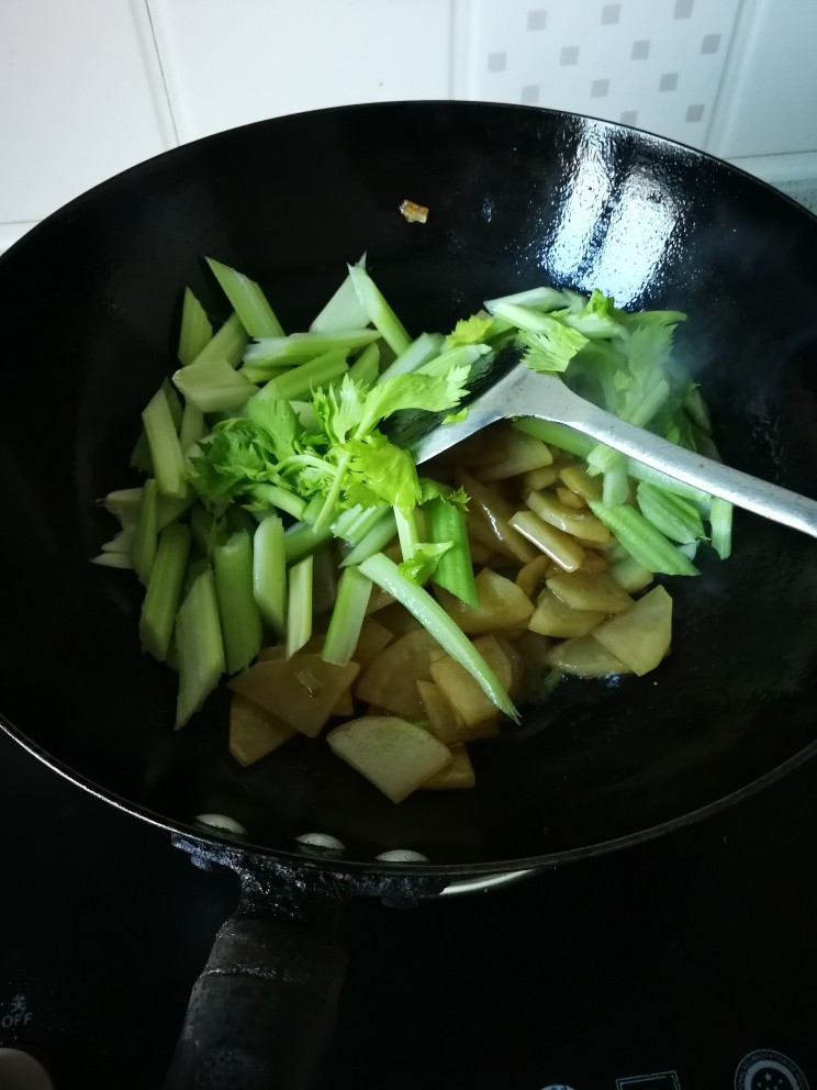 炖芹菜土豆,土豆炒约两三分钟，放入芹菜，继续翻炒。