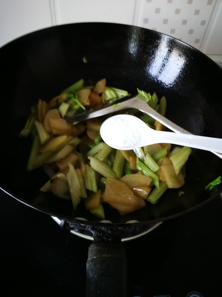 炖芹菜土豆,感觉芹菜变软，加入适量的盐。