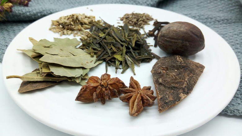 五香茶叶蛋,准备好香料，家里没有这么多就放自己家里有的，不过茶叶肯定要的