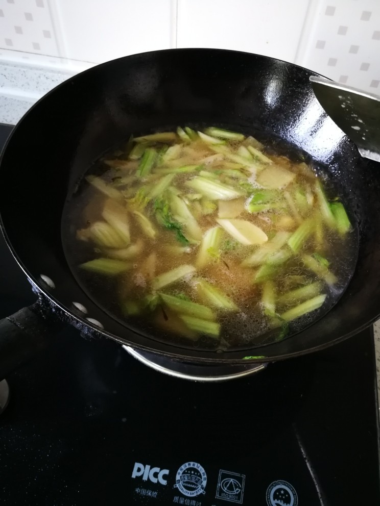 炖芹菜土豆,加水，没过菜即可。盖锅大火烧开，小火炖。