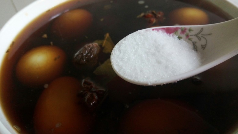 五香茶叶蛋,卤水也煮好了,来调个味道,加适量的生抽、盐,尝尝味道,咸味差不多就可以了,随着水份的挥发,待会越煮越咸所以我们盐要少放