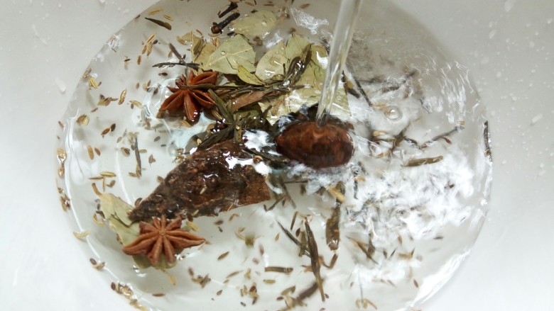 五香茶叶蛋,煮蛋的同时,来煮一下香料,先将香料放清水洗一下,洗去表面的灰尘,用漏勺盛出