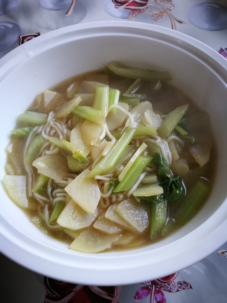 炖芹菜土豆,最后，菜好后，（<a style='color:red;display:inline-block;' href='/shicai/ 717'>味精</a>可选择是否添加），关火，在锅里焖半分钟出锅即可。