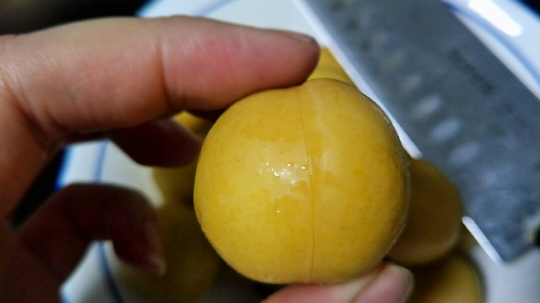 小时候回忆的腌李子,用刀划几道,方便入味
