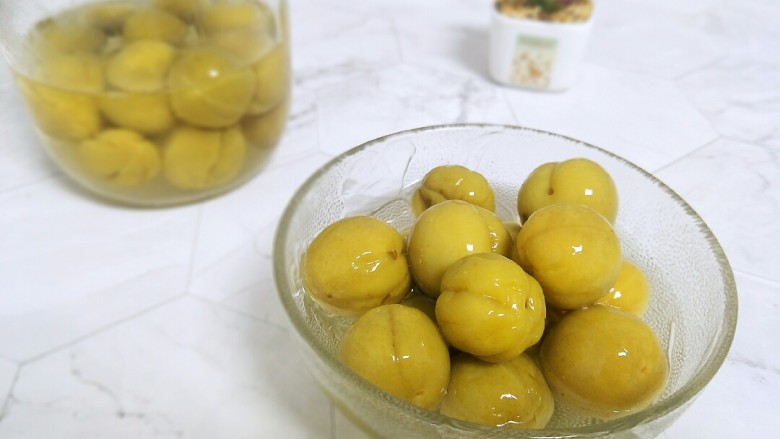 小时候回忆的腌李子,这个是我泡了3天后的李子,酸甜脆,可好吃了