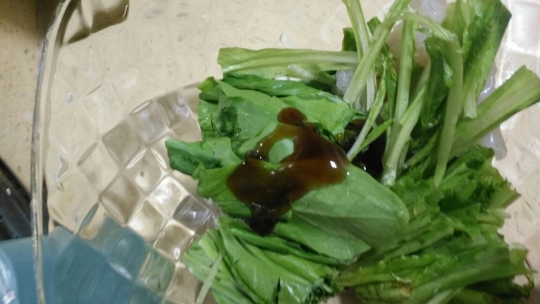 麻将油麦凉皮,油麦菜加入素蚝油