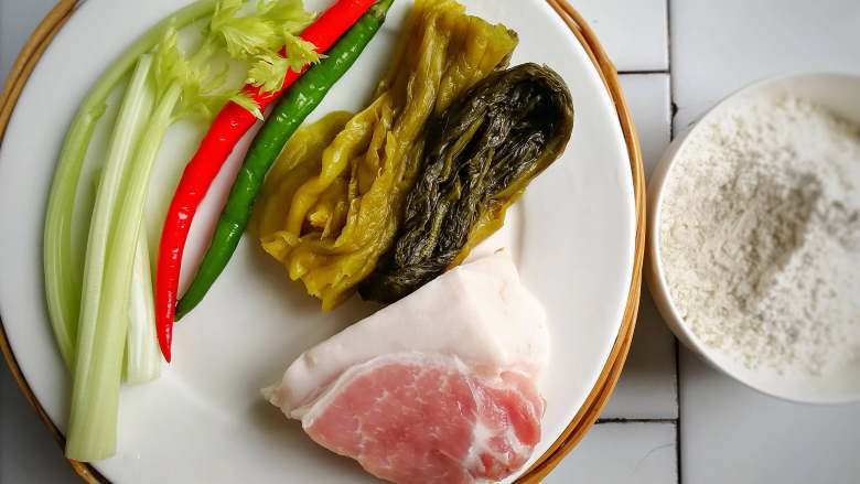 酸菜肉丝面疙瘩,主食材洗净,备面粉;