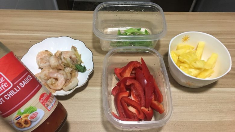 快手菜泰式菠萝虾仁,以上是虾仁炒好之后的配料全图