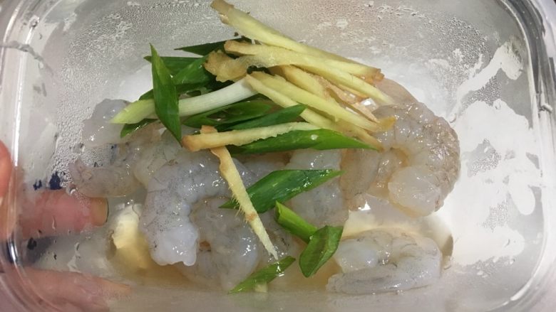 快手菜泰式菠萝虾仁,虾挑去虾线,用料酒,生姜丝,葱,少许盐,一点淀粉腌制10分钟