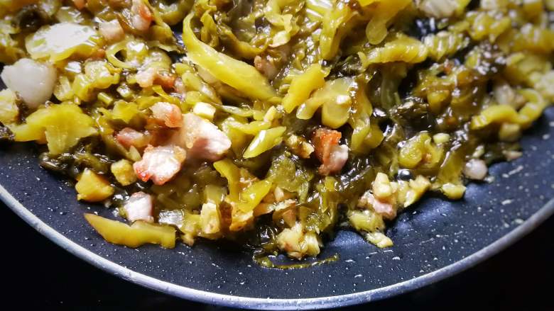 酸菜肉丝面疙瘩,炒出酸菜香味后放置一边;