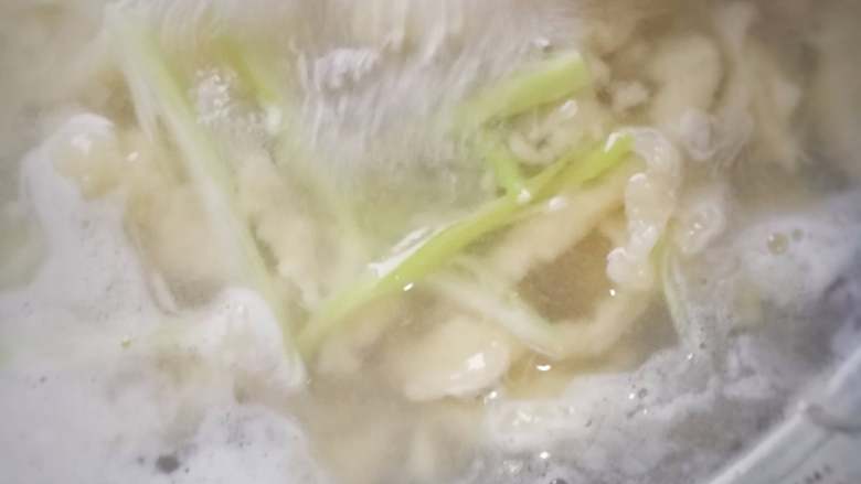 酸菜肉丝面疙瘩,整体下锅一分钟后,放入喜欢的蔬菜;