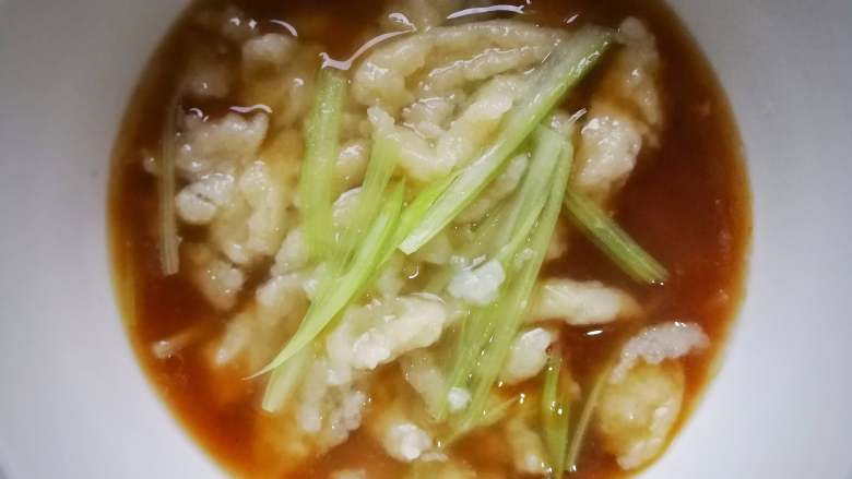 酸菜肉丝面疙瘩,面疙瘩煮熟后,和着汤水,盛进已加了少许酱油、香醋的容器中;