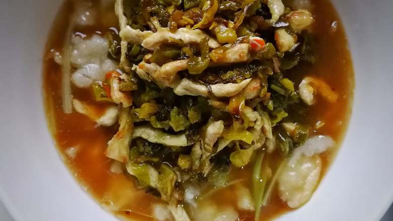 酸菜肉丝面疙瘩,加入已候的酸菜肉丝;