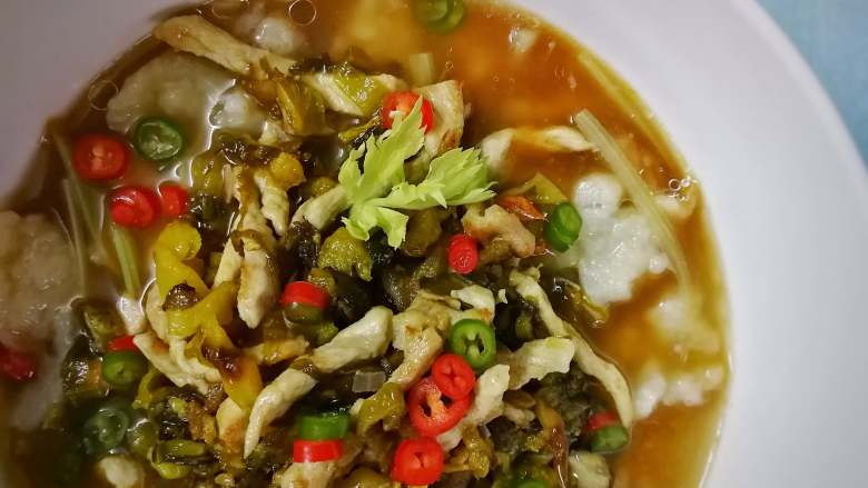 酸菜肉丝面疙瘩,加青红椒粒、<a style='color:red;display:inline-block;' href='/shicai/ 125'>芹菜</a>叶装束;拍照开吃!