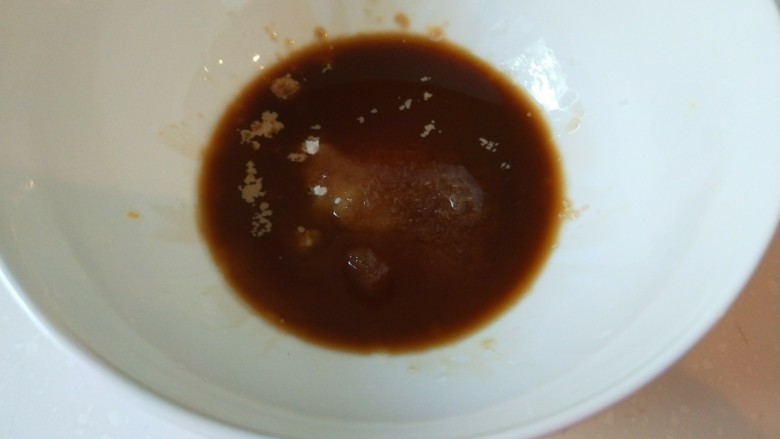 宫爆鸡丁,提前加入25克白,1克<a style='color:red;display:inline-block;' href='/shicai/ 717'>味精</a>,10淀粉,25克醋,30克水调成汁备用。