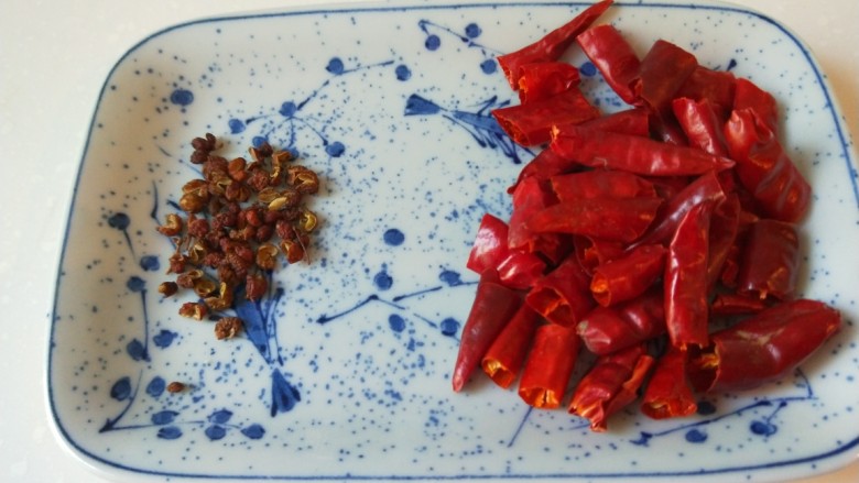 宫爆鸡丁,<a style='color:red;display:inline-block;' href='/shicai/ 700'>花椒</a>2克,辣椒3克准备好。