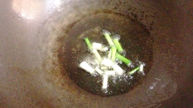 了不起的小番茄+茄汁藕片,炒锅烧热倒入适量油,放入葱白爆香