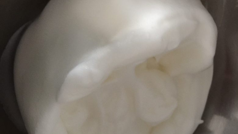 无糖香蕉溶豆(无酸奶版),把旁边的蛋白霜刮到中间打蛋器转低速开始打