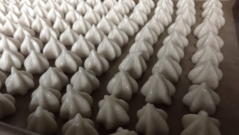 无糖香蕉溶豆(无酸奶版),挤豆豆的时候烤箱上下火100度预热烤箱
这个量38L的烤箱大概可以挤两盘