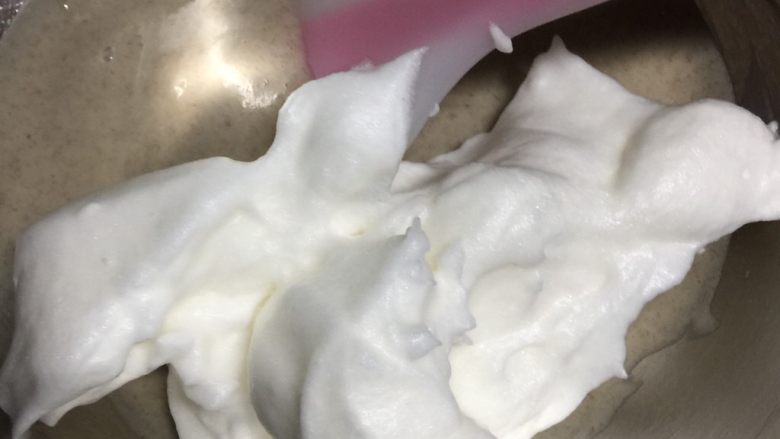 无糖香蕉溶豆(无酸奶版),取1/3蛋白霜加入香蕉泥,用切半的方法混合均匀