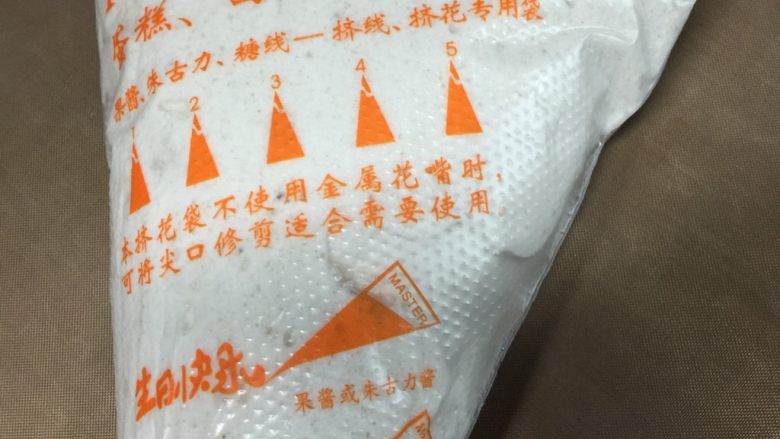 无糖香蕉溶豆(无酸奶版),装入裱花袋