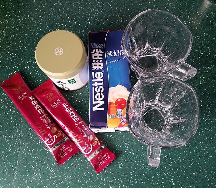 双色卡布奇诺,备好食材(<a style='color:red;display:inline-block;' href='/shicai/ 920'>可可粉</a>忘记拍了)