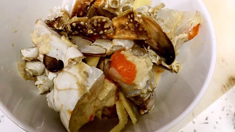 焖锅,梭子蟹加生姜、料酒腌渍