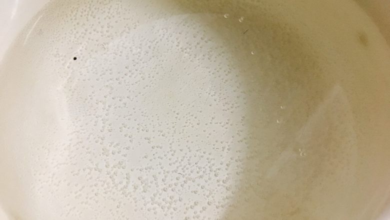 芒果酸奶意面 酸甜清爽好开胃,锅内煮水。
(作副餐加一勺白糖,搅拌融化,这样可以使<a style='color:red;display:inline-block;' href='/shicai/ 5030'>意面</a>微甜,不至于味道太淡。减脂健身的朋友可以不加糖。)