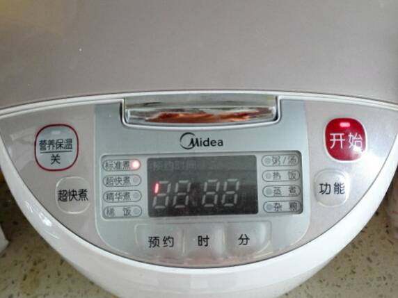 蚕豆腊肠焖饭,
开启煮饭程序