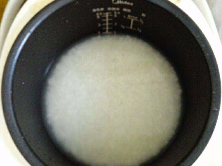 蚕豆腊肠焖饭,米淘洗干净,加焖饭的水量即可,放入电饭锅,