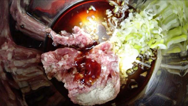 茼蒿馅饺子,猪五花肉选择三七肥瘦的,这样馅会比较香,肉剁碎,加入生抽、料酒、剁碎的葱花、姜末,胡椒粉,