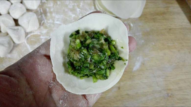 茼蒿馅饺子,取一个皮包入适量馅(饺子的包法很多种,不会包的可以自己百度视频更直观)。
