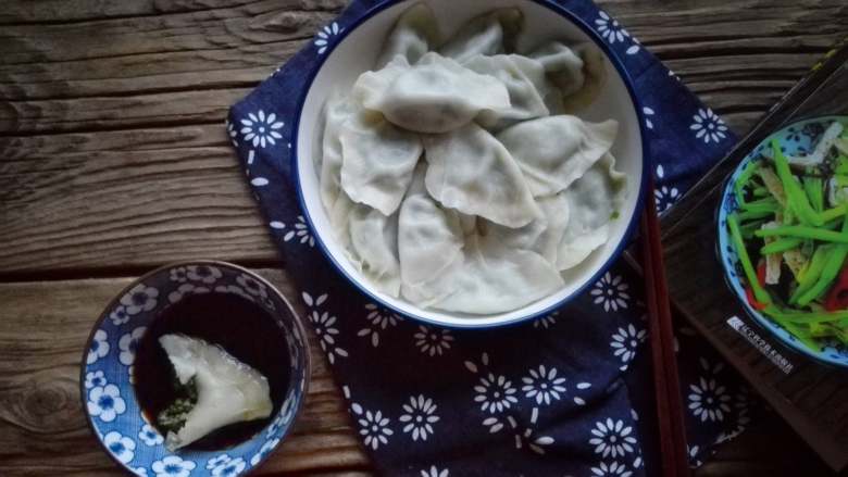 茼蒿馅饺子,吃的时候蘸醋,喜欢辣的可以加红油辣子,